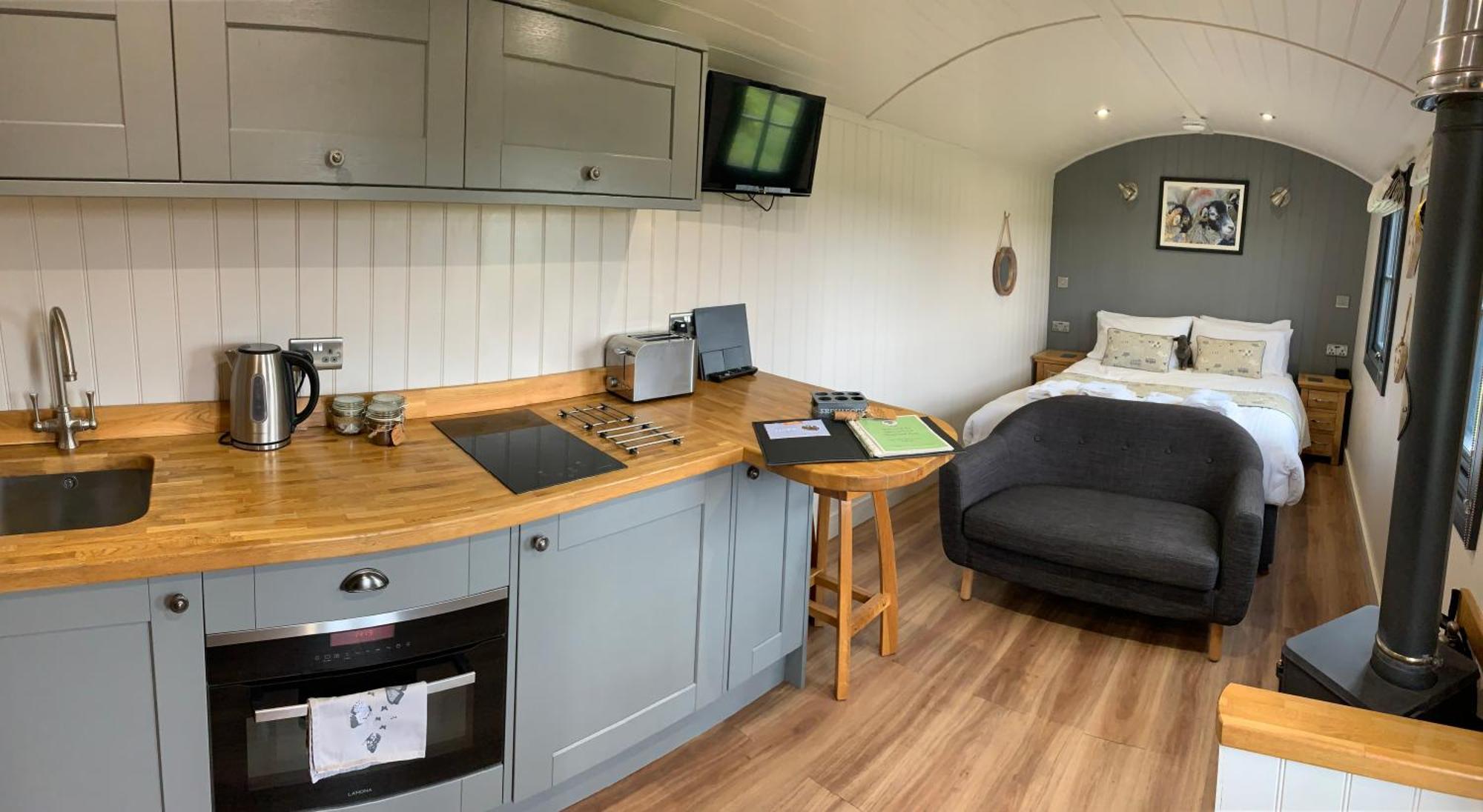 Springwood Shepherd Huts Glamping York — Photos 3